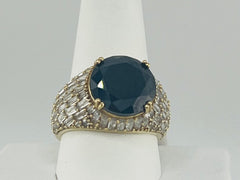 10k ring men black ónix stone and withe Cz’s on the sides