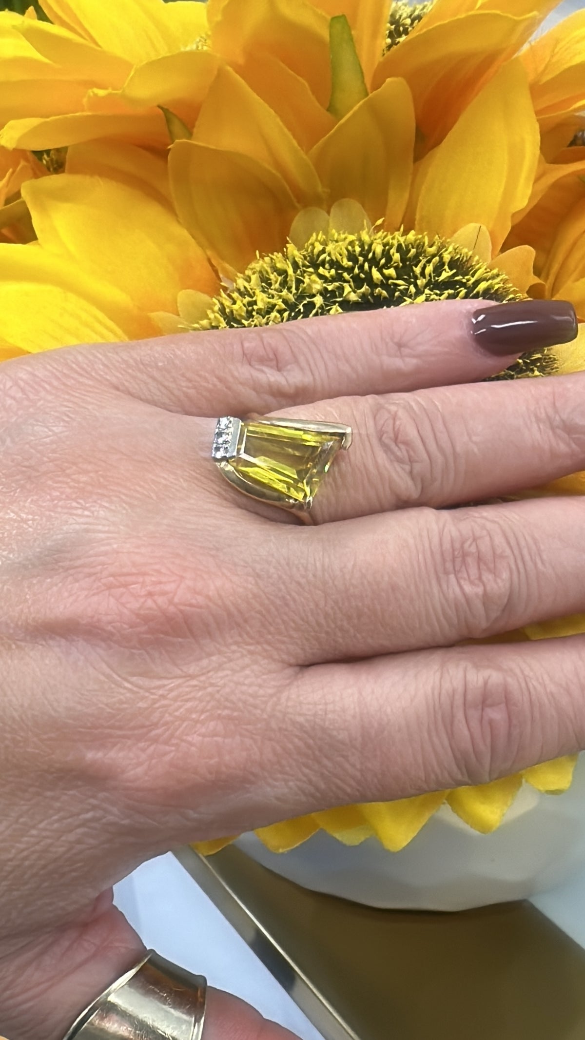 14k Ring yellow stone size 7.5