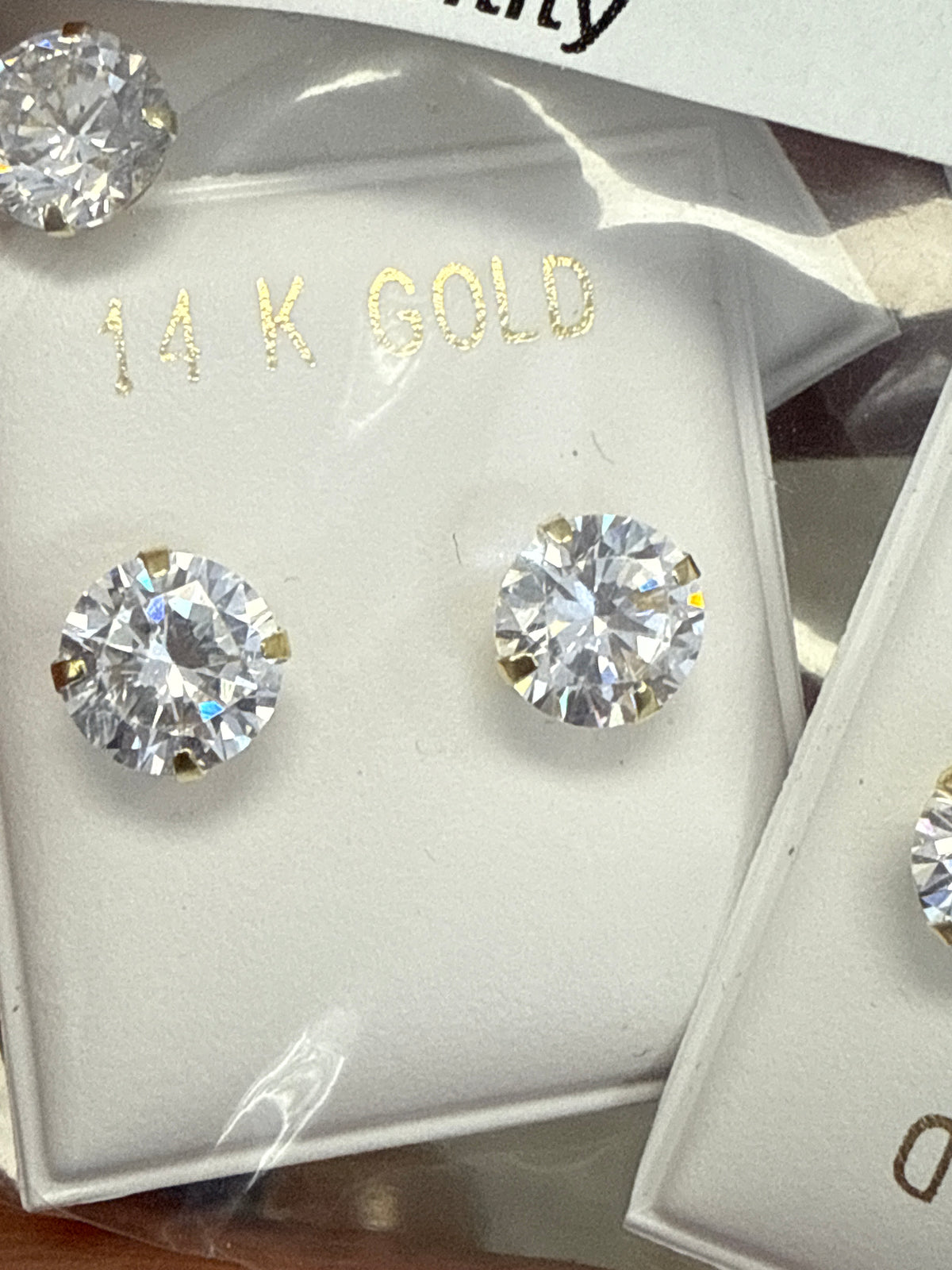 Earring round stone 7mm