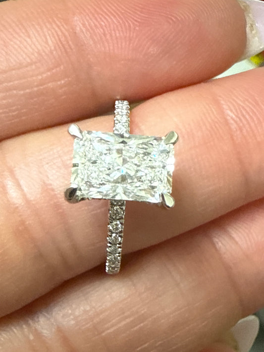 14k White and white gold diamond ring
