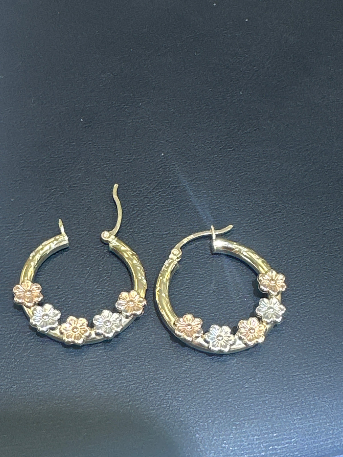 14k Earring small hoop flower