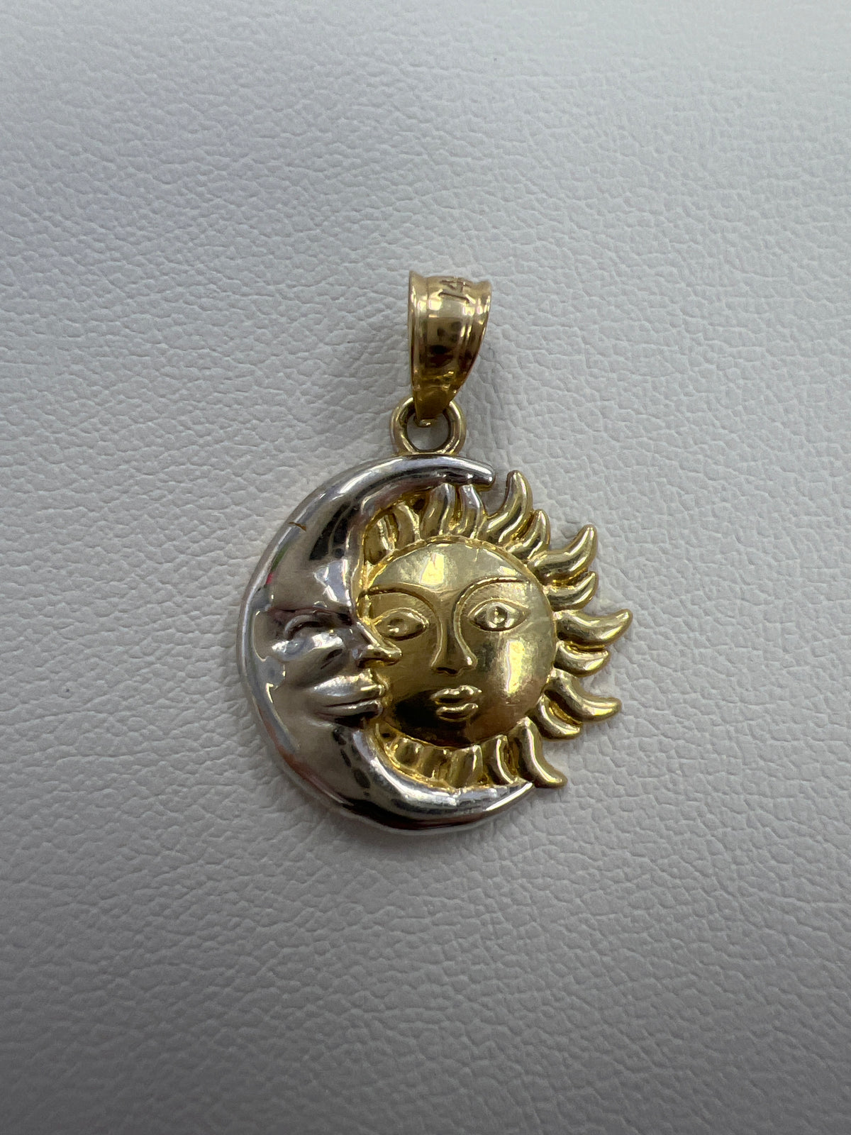 14k pendant smiling sun and wg moon