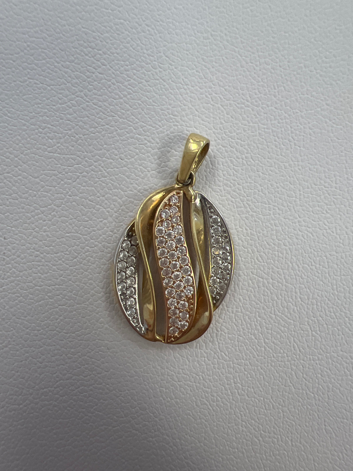 14k Tri colored pendant w/ stones