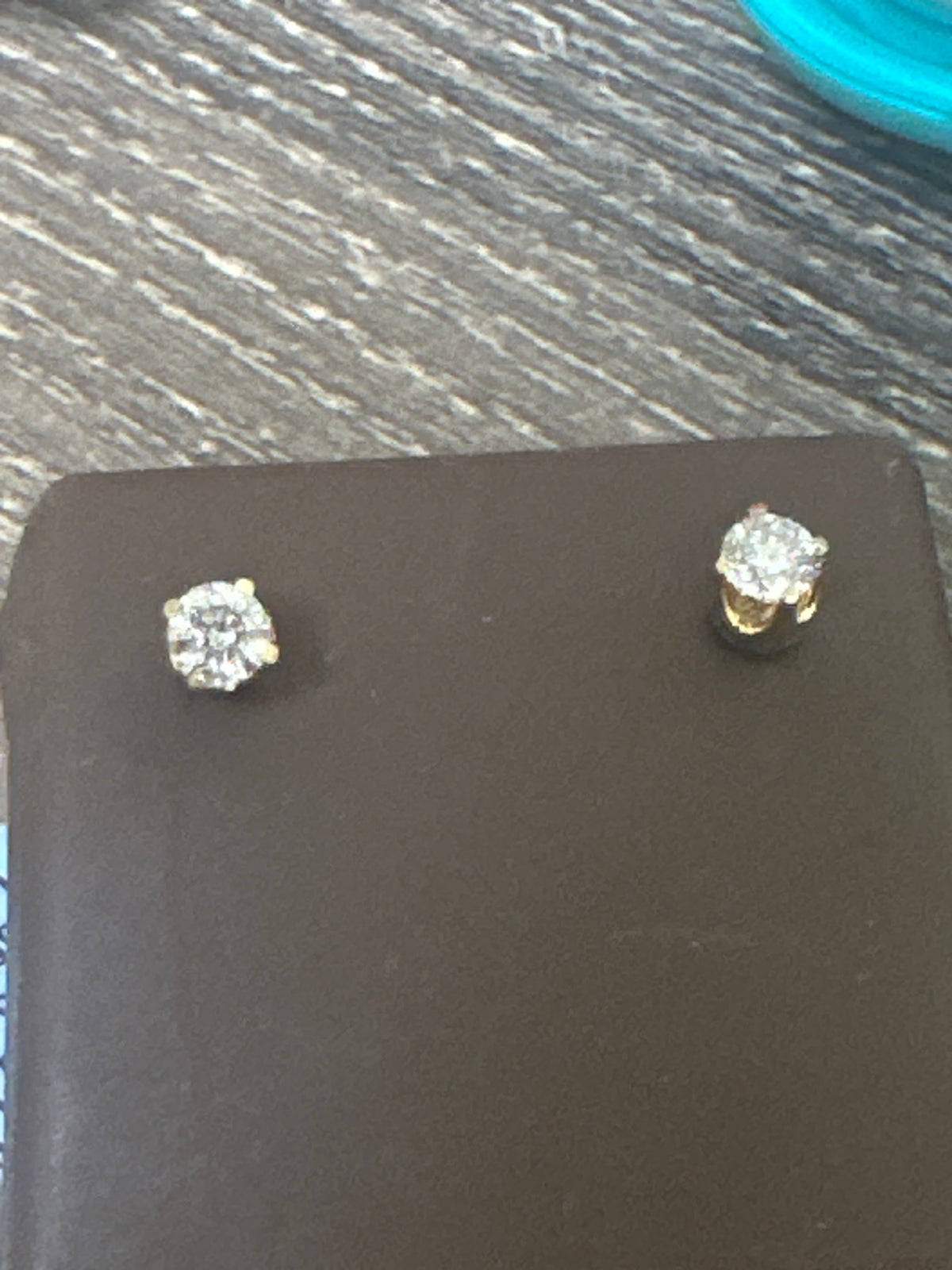 10k  Diamond Earring