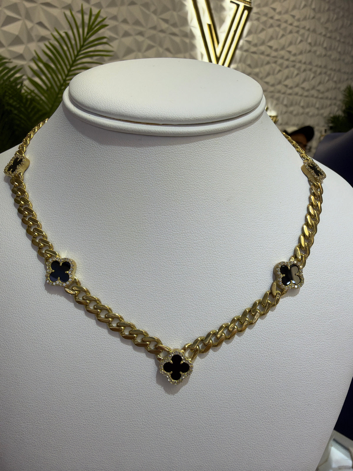 10k Monaco style Necklace choker 5 black clover flower 18.85grams