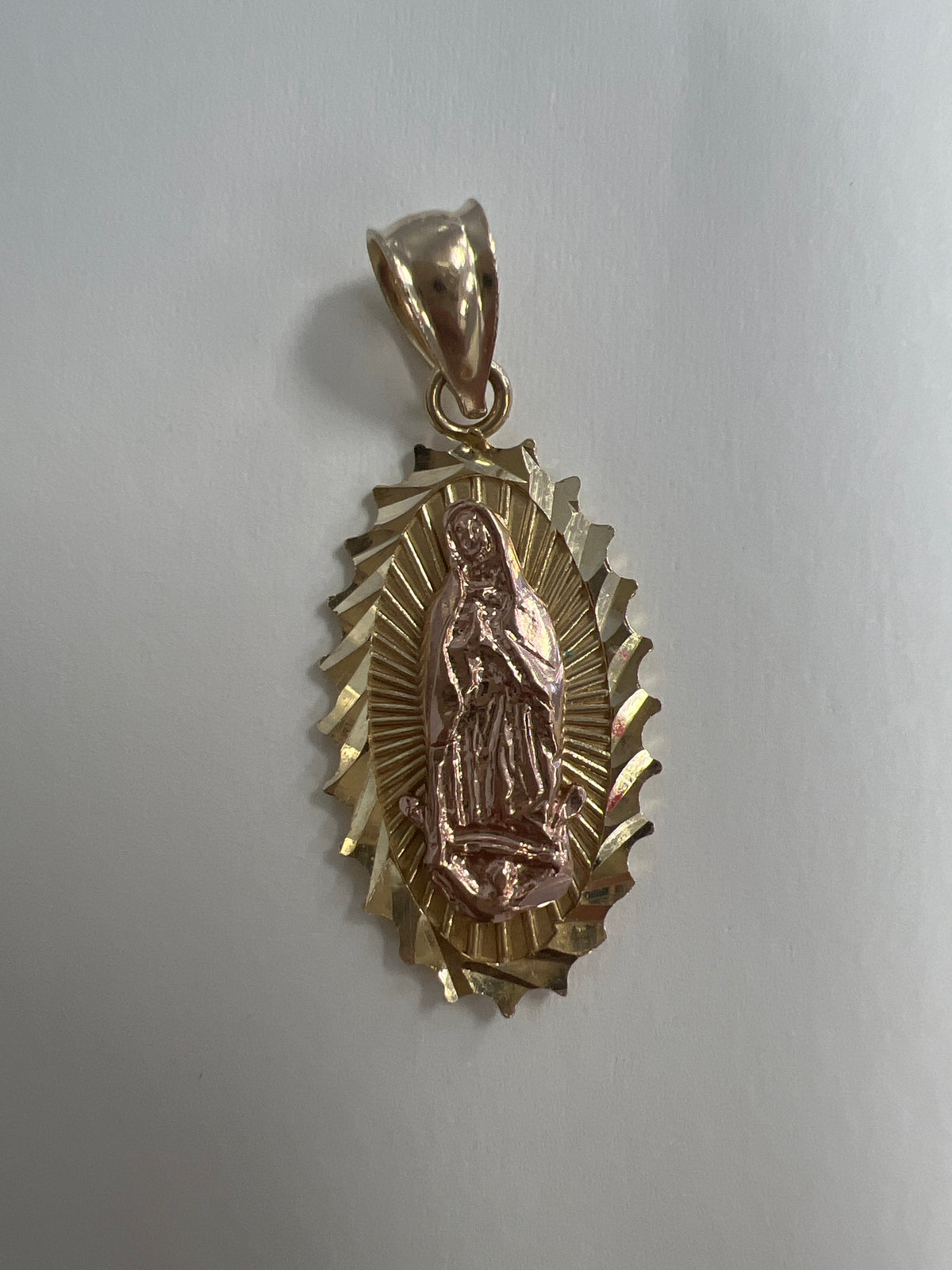 14k medalla de la virgen oval shape