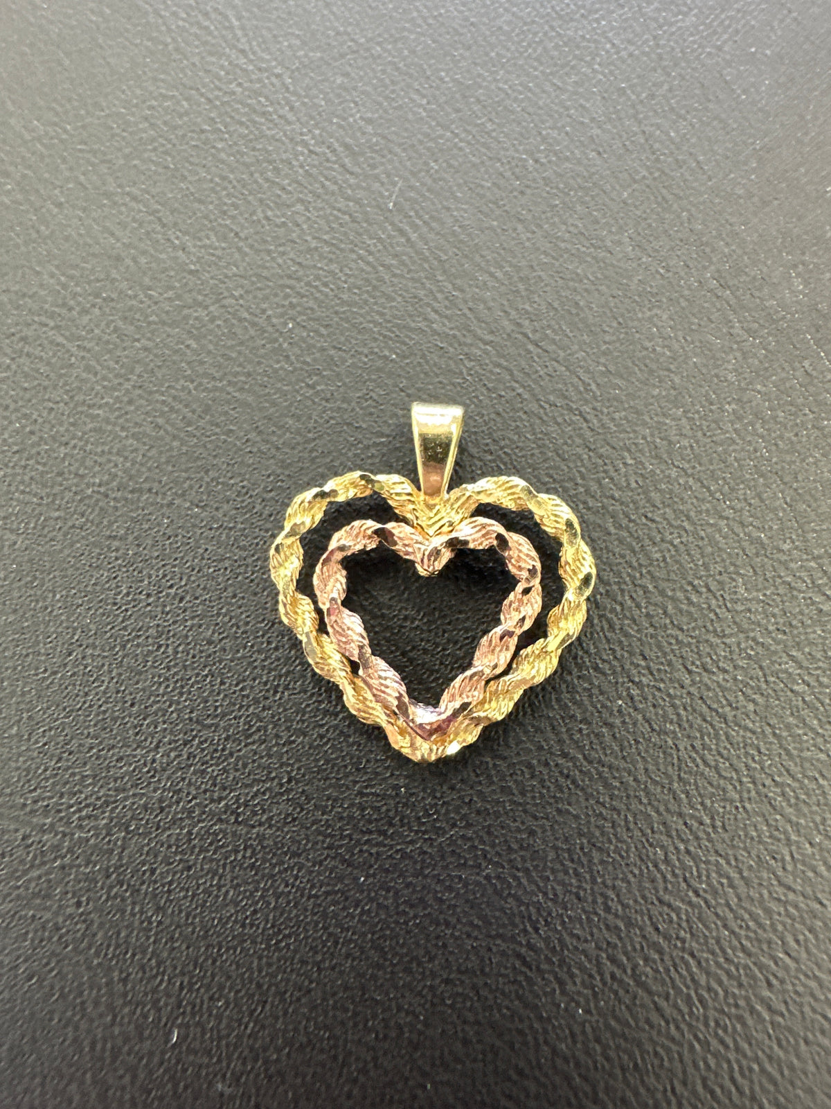 14k two toned heart pendant 1.06g