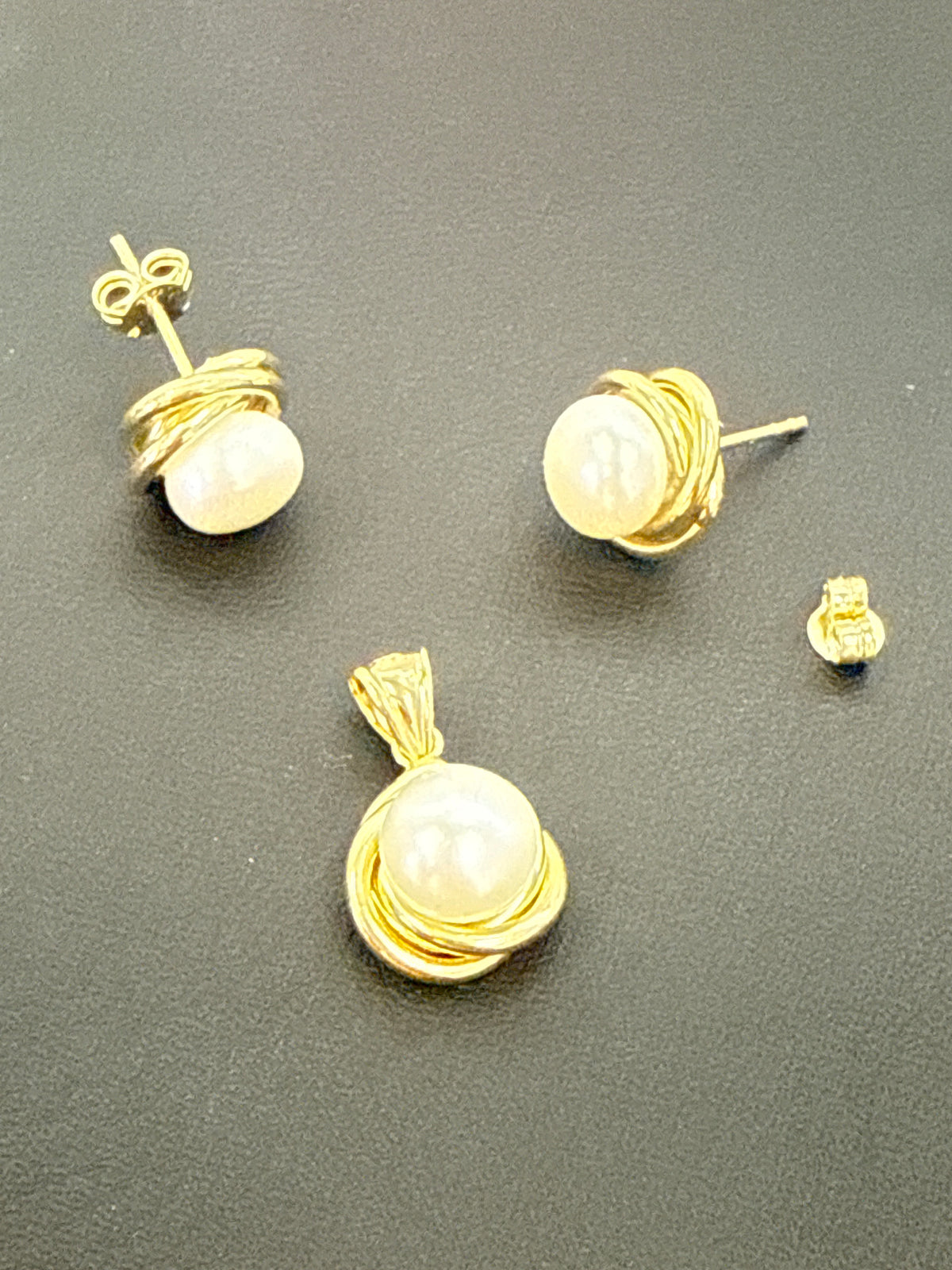 14k Earrings and pendant set in pearls