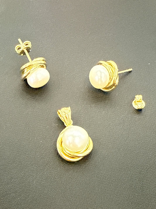 14k Earrings and pendant set in pearls