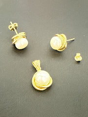 14k Earrings and pendant set in pearls