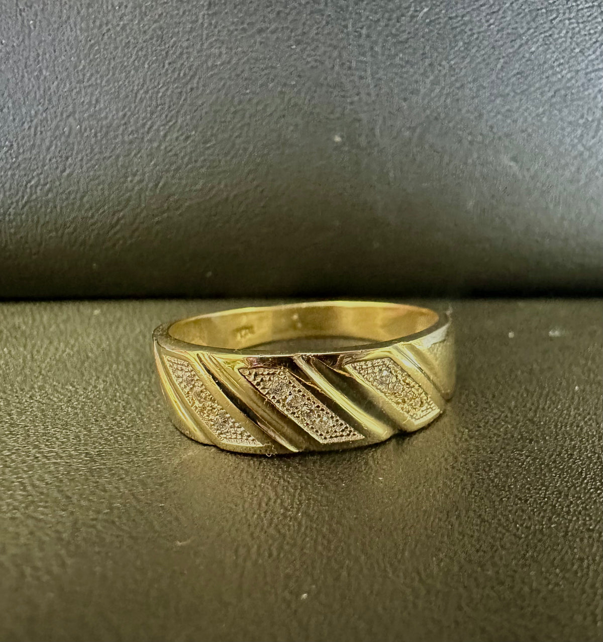 14k gold mens ring with white stones 3.95g