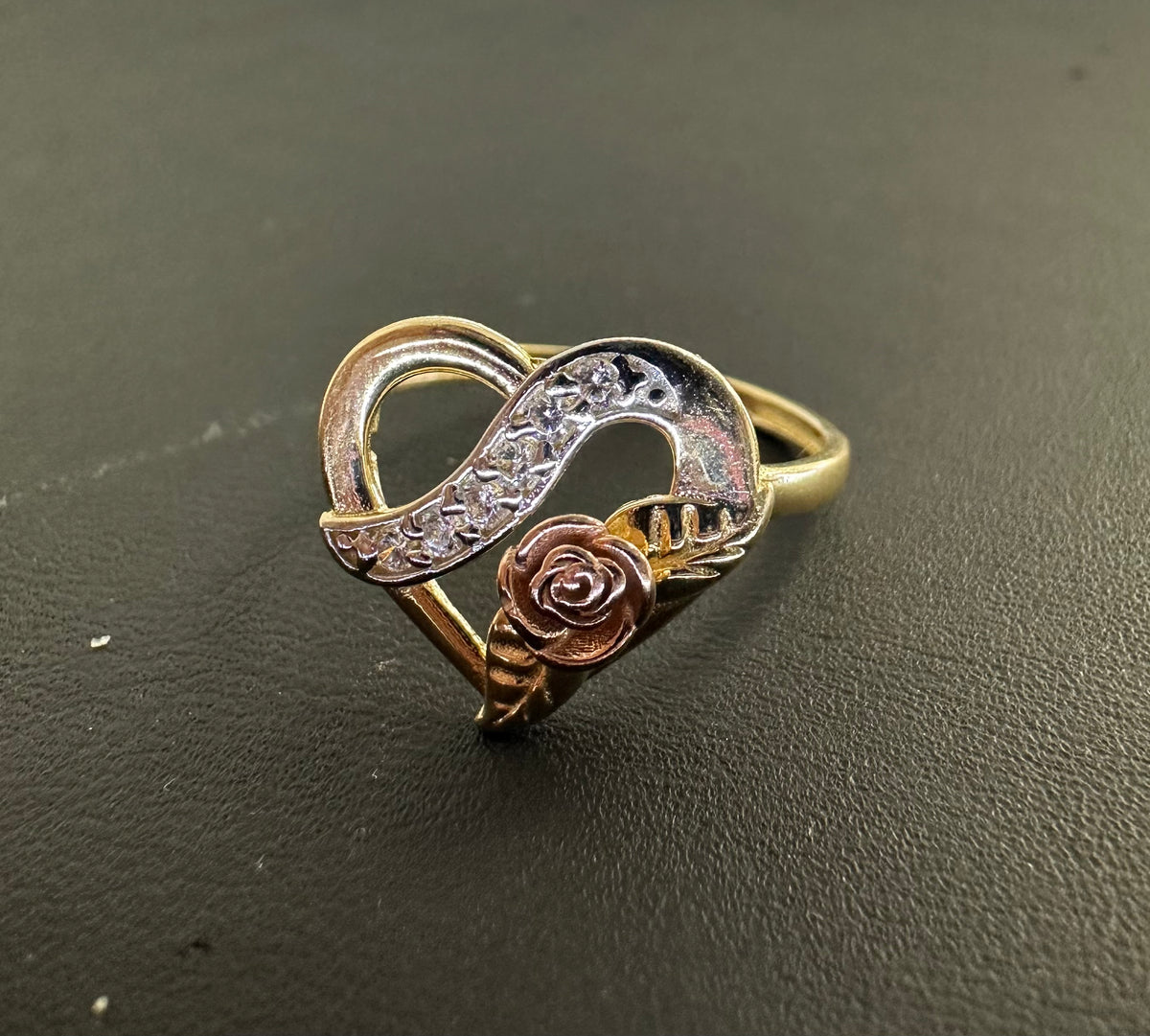 14k anillo de corazon con una rosa y piedras 2.52g A1