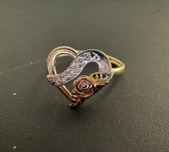14k anillo de corazon con una rosa y piedras 2.52g A1