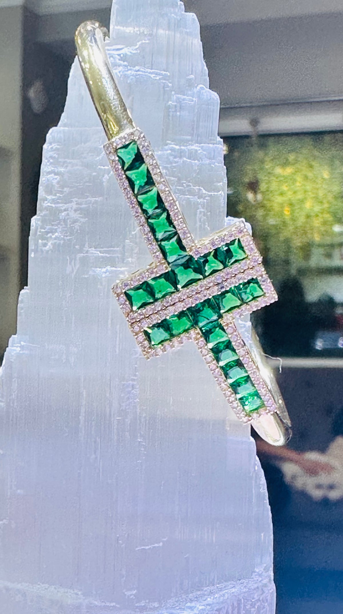14k bangle green stones