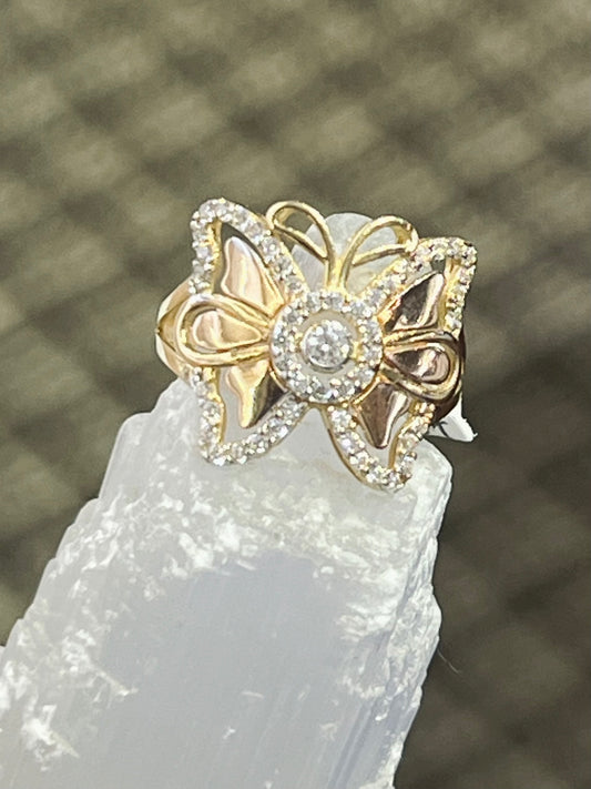 14k Butterfly ring with stone in center