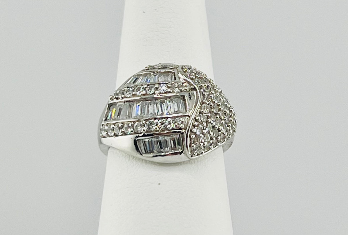 14k beautiful white gold ring with an expectacular design