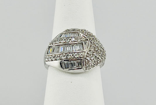 14k beautiful white gold ring with an expectacular design
