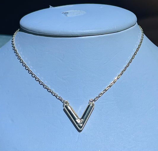 14k necklace v