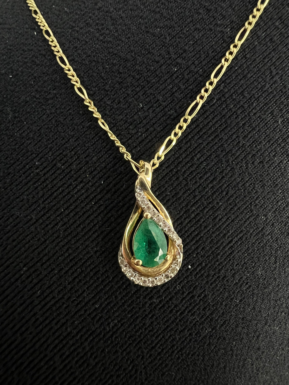 14k yellow figaro necklace chain 18” 1mm con medalla de esmeralda