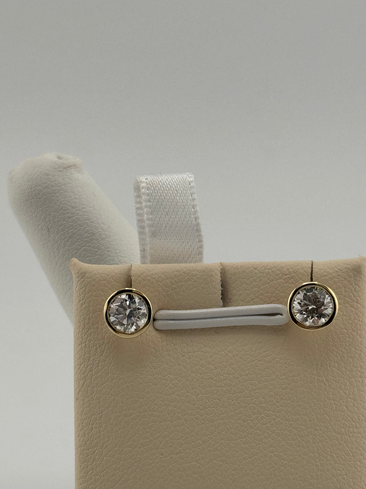 14k Round diamond earring