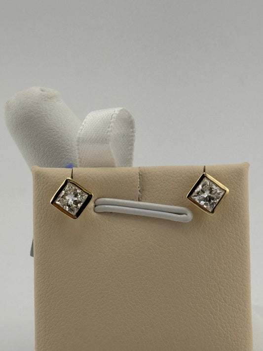 14k Round diamond earring